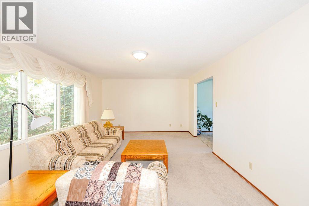 5907 43 Avenue Property Photo 4