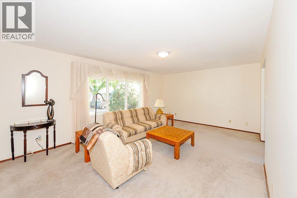 5907 43 Avenue Property Photo 5
