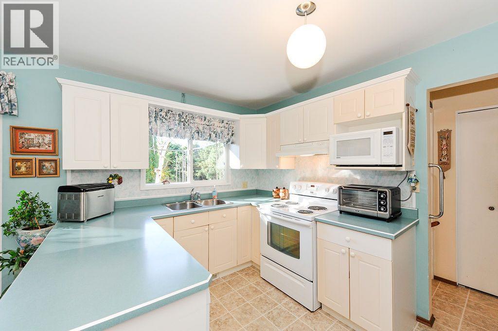 5907 43 Avenue Property Photo 6