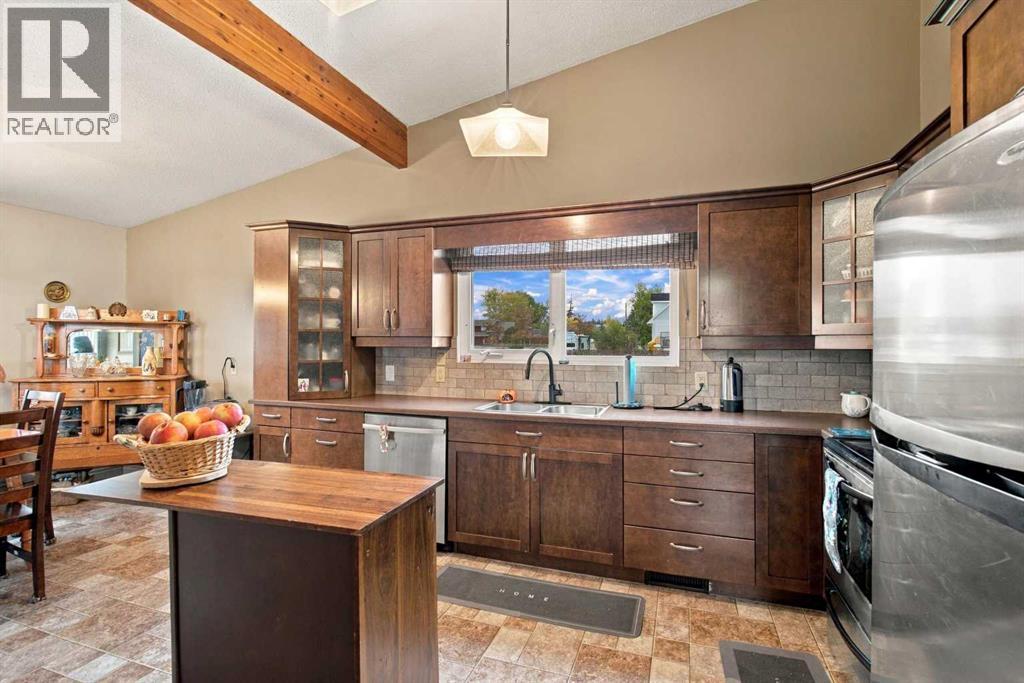 5013 47 Street Property Photo 14