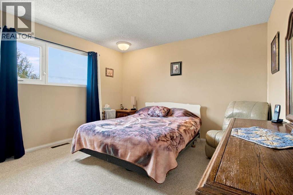 5013 47 Street Property Photo 16