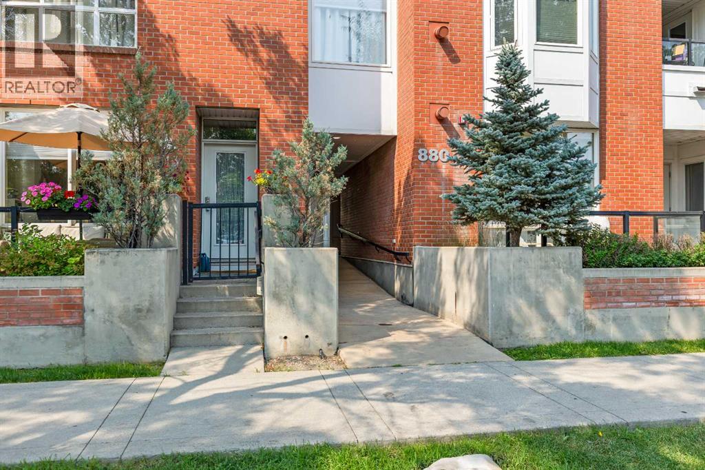 880 Centre Avenue Northeast Property Photo 3