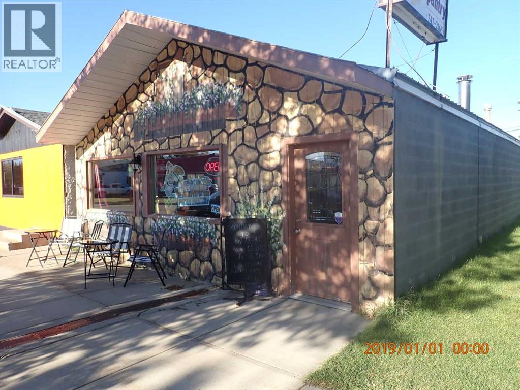 4920 50 Street Property Photo 3
