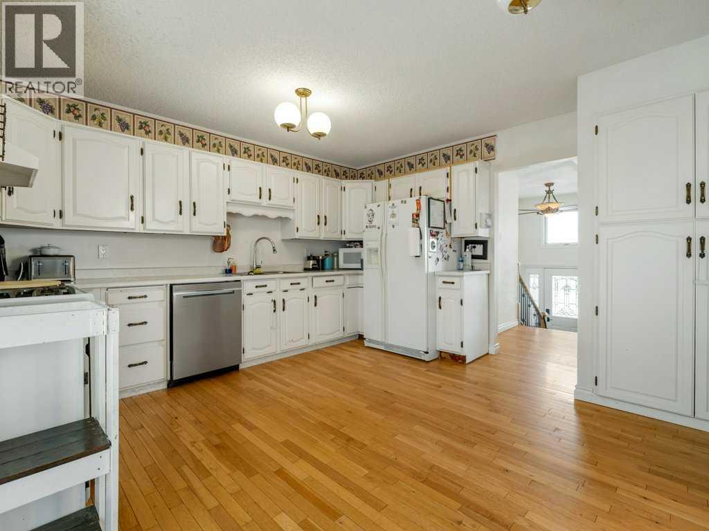 3710 Pine Crescent S Property Photo 11