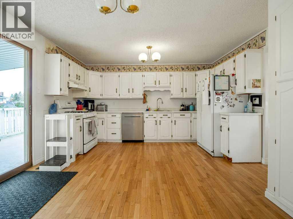 3710 Pine Crescent S Property Photo 12