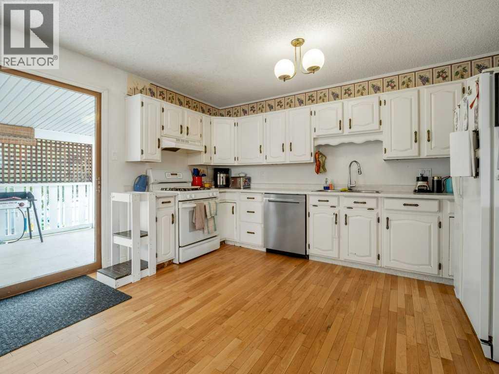 3710 Pine Crescent S Property Photo 13