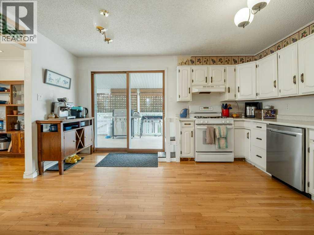 3710 Pine Crescent S Property Photo 14