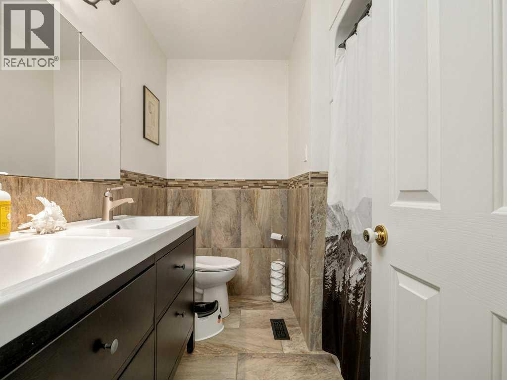 3710 Pine Crescent S Property Photo 17