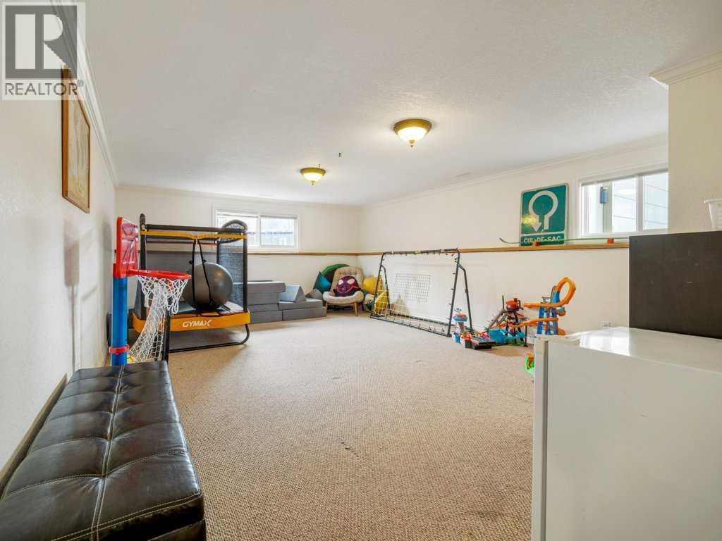3710 Pine Crescent S Property Photo 22