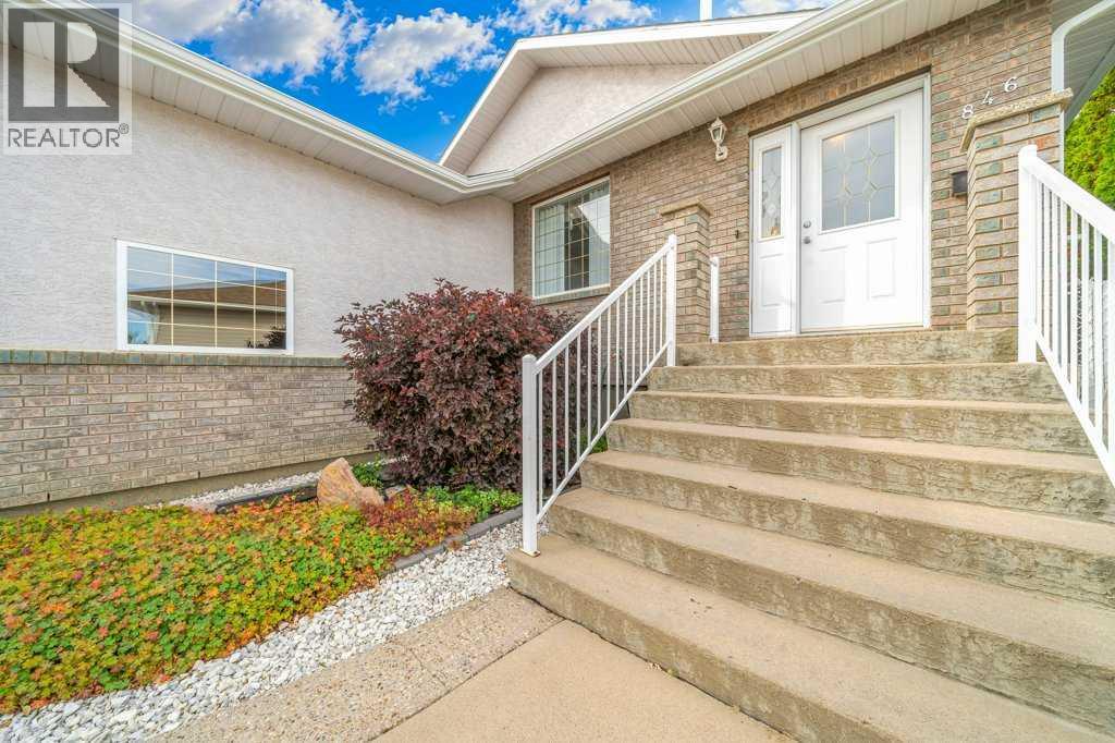 846 Spruce Way Se Property Photo 4