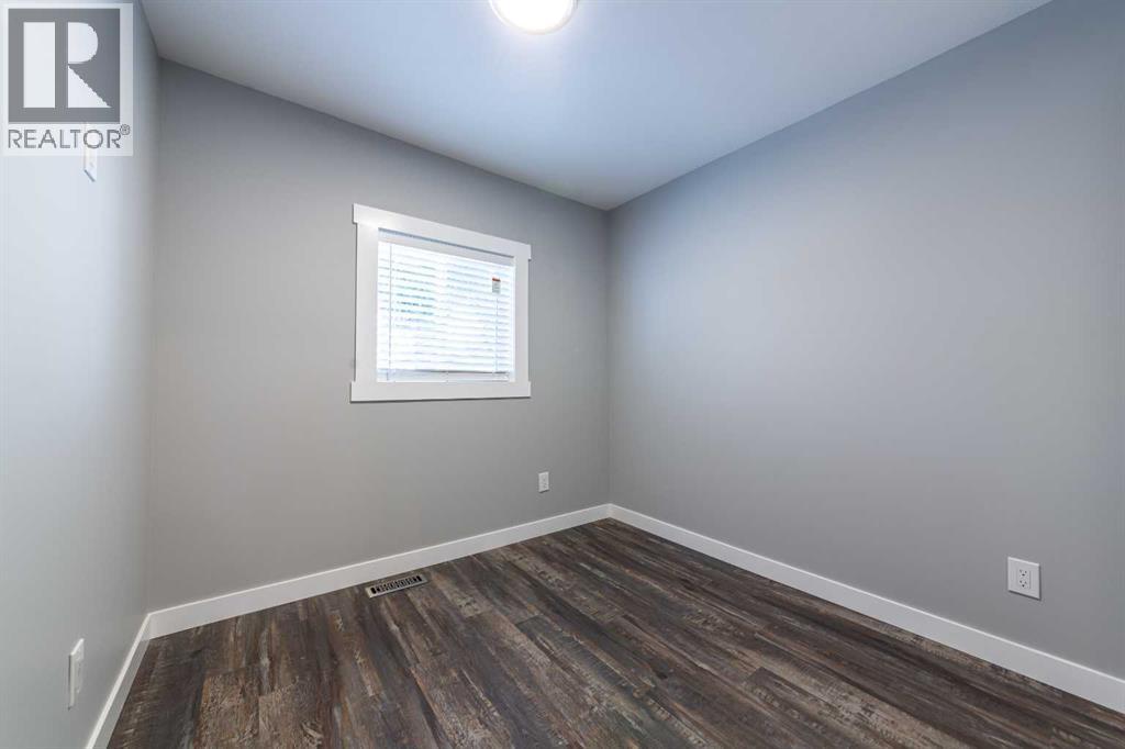 5517 52 Street Property Photo 7