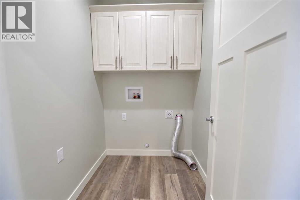 608 10 Avenue W Property Photo 11