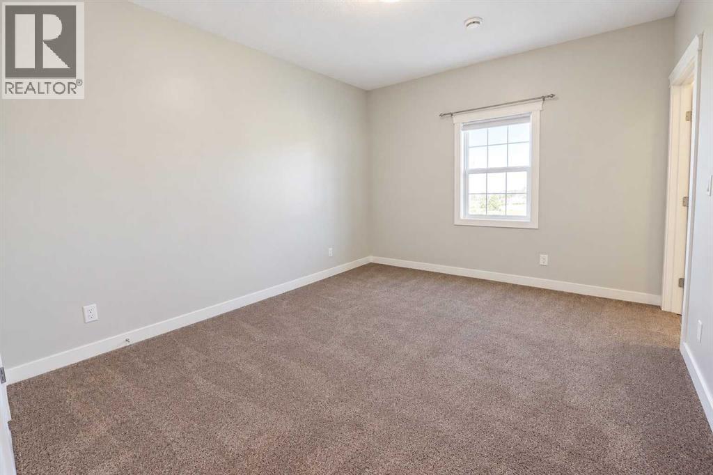 608 10 Avenue W Property Photo 16