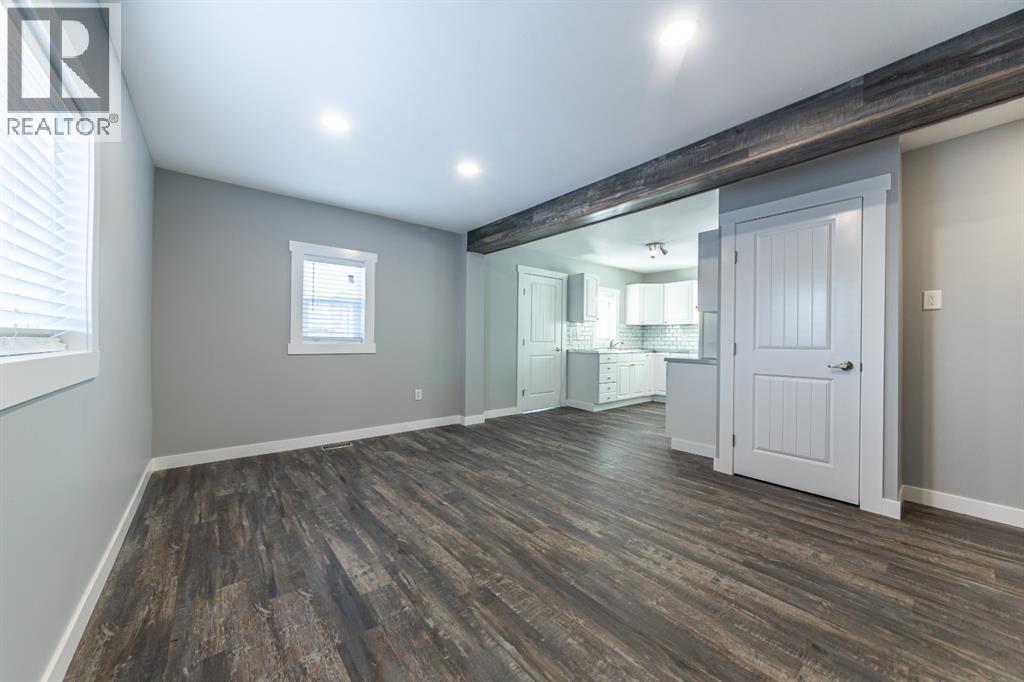 5517 52 Street Property Photo 2