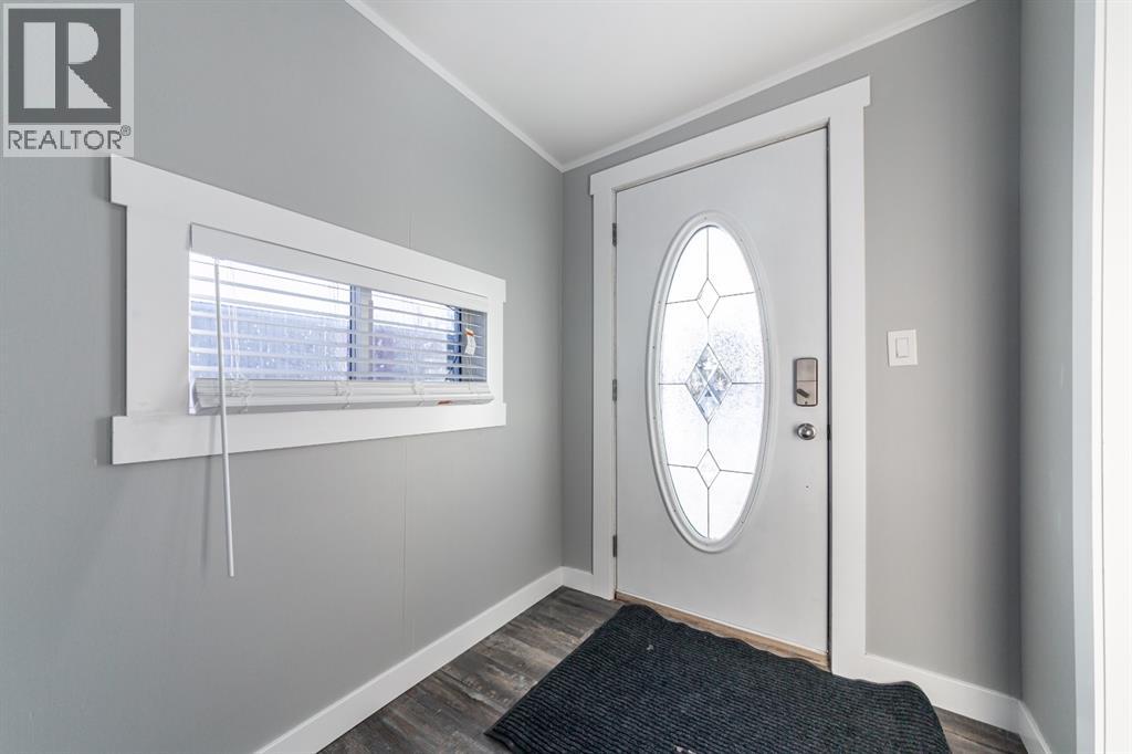 5517 52 Street Property Photo 3