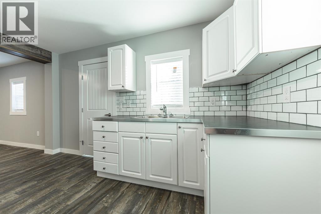 5517 52 Street Property Photo 8