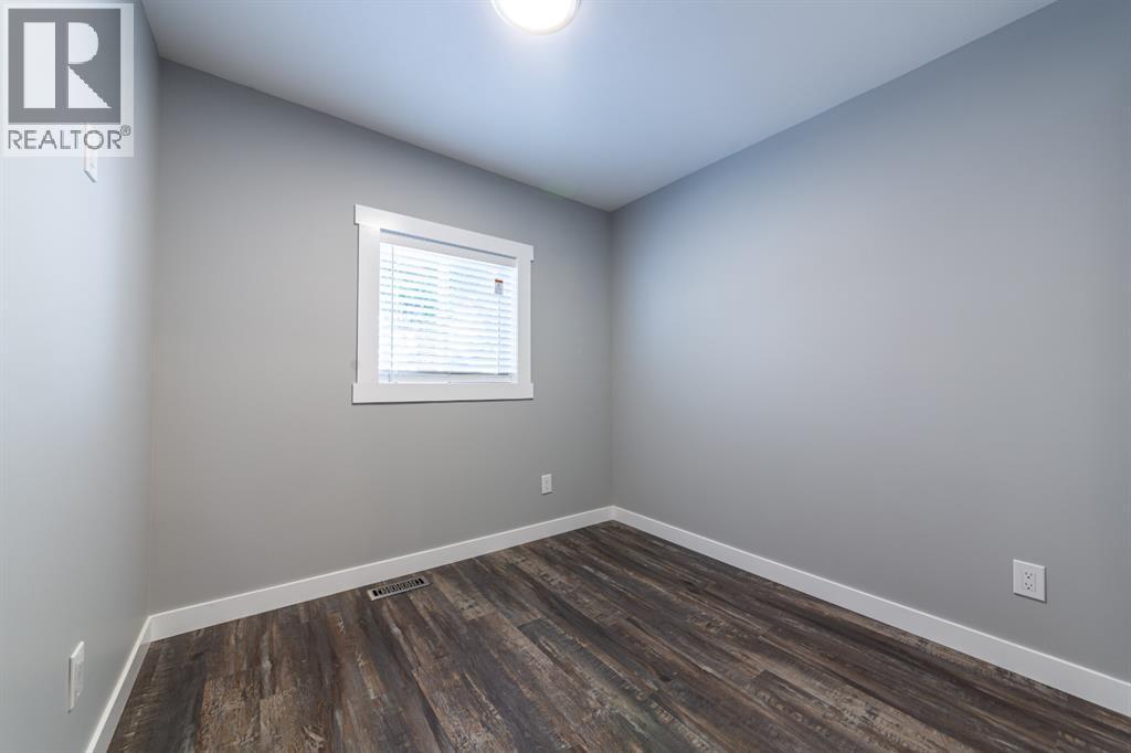 5517 52 Street Property Photo 16
