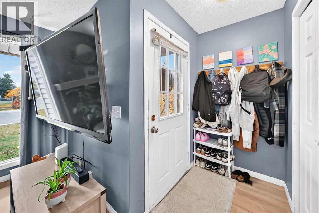 240 Jensen Drive Ne Property Photo 4