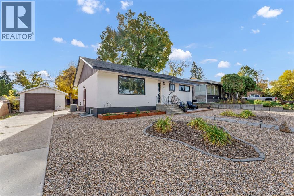 61 Huckvale Crescent Sw Property Photo 2