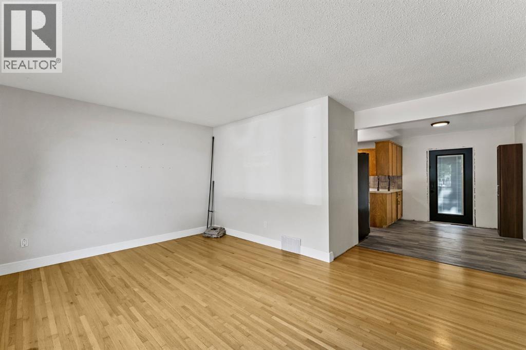 61 Huckvale Crescent Sw Property Photo 15