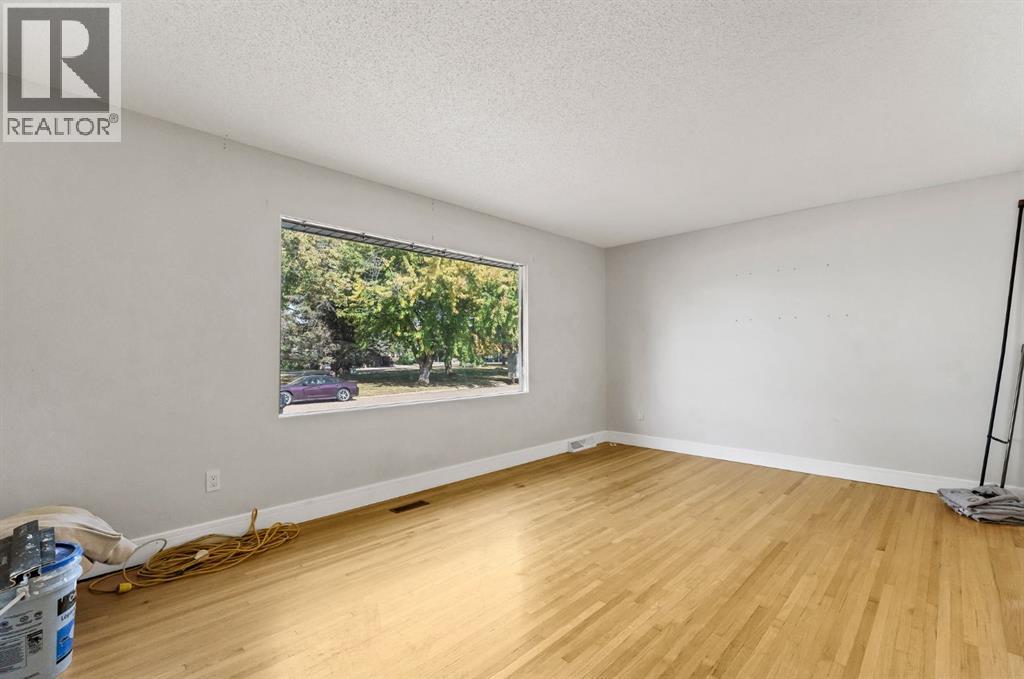 61 Huckvale Crescent Sw Property Photo 16