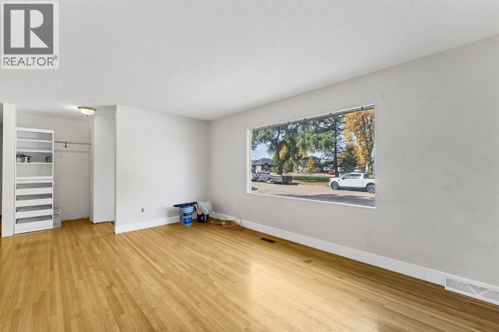 61 Huckvale Crescent Sw Property Photo 17