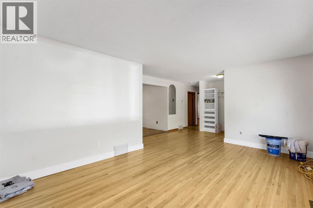 61 Huckvale Crescent Sw Property Photo 18