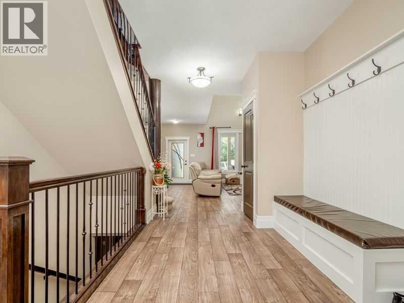 521 12 Ave W Property Photo 3