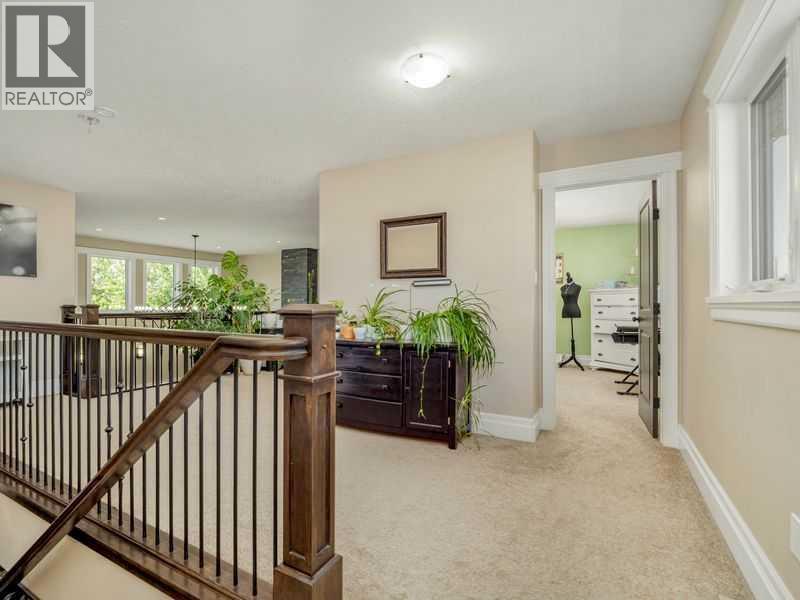 521 12 Ave W Property Photo 8