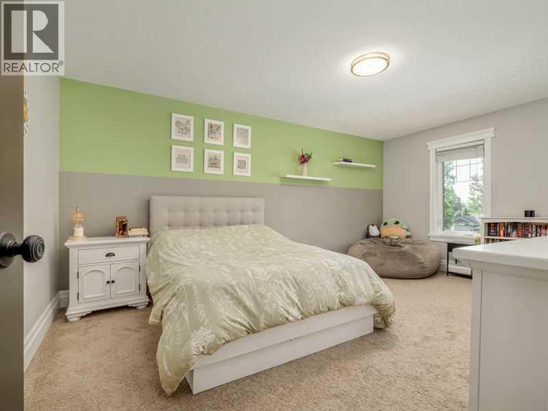 521 12 Ave W Property Photo 9