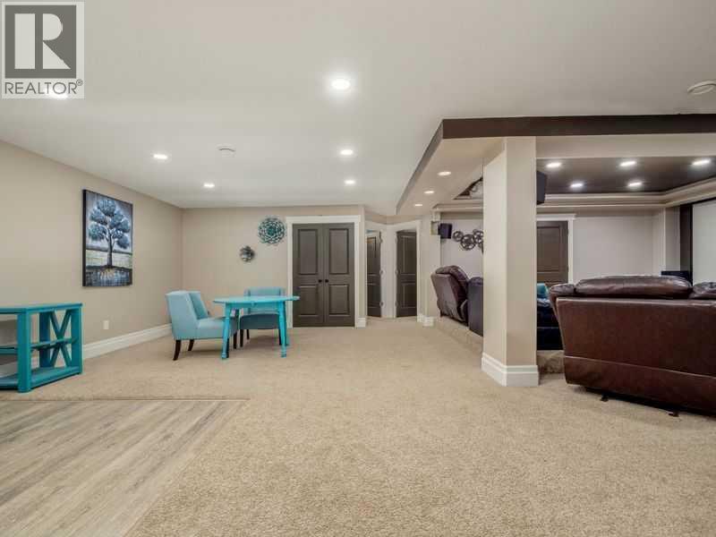 521 12 Ave W Property Photo 10