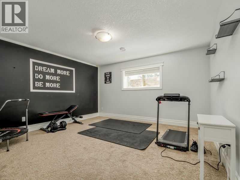 521 12 Ave W Property Photo 11