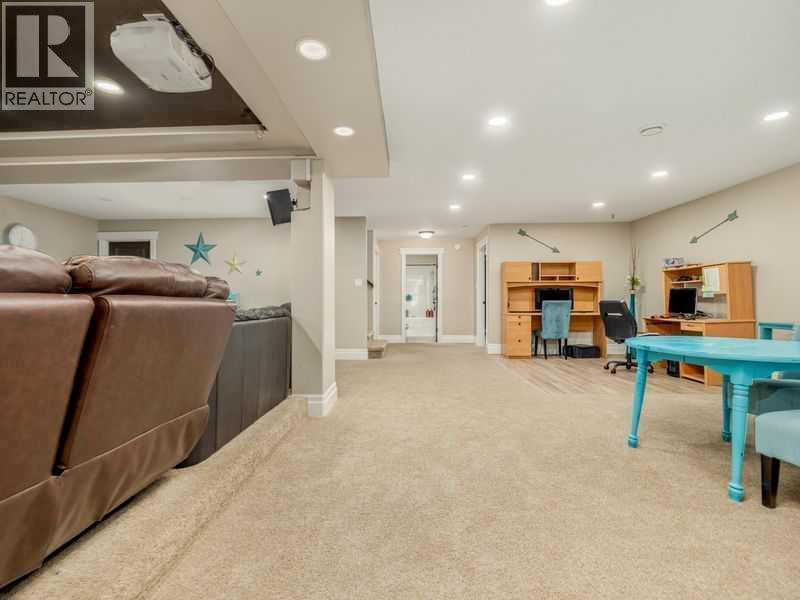 521 12 Ave W Property Photo 12