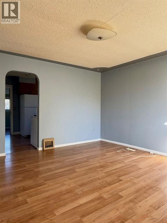 3830 46 Street Property Photo 5