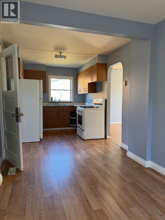 3830 46 Street Property Photo 7
