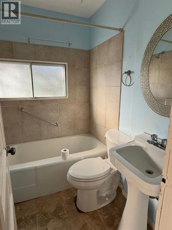 3830 46 Street Property Photo 11