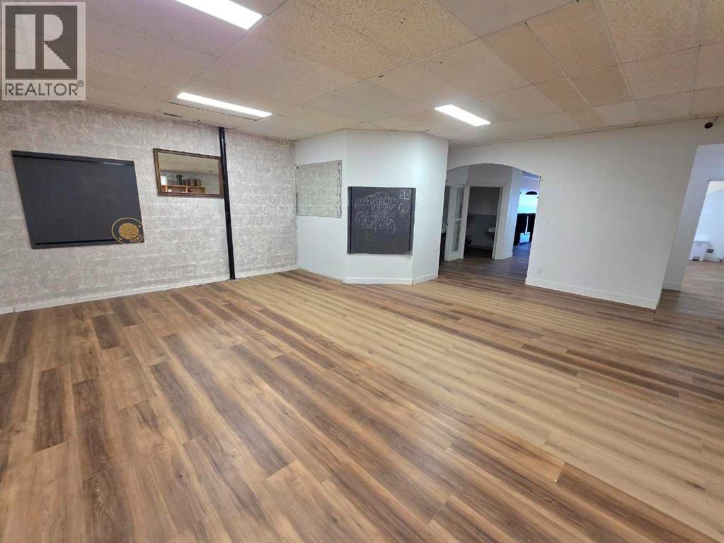 5326 49 Avenue Property Photo 32