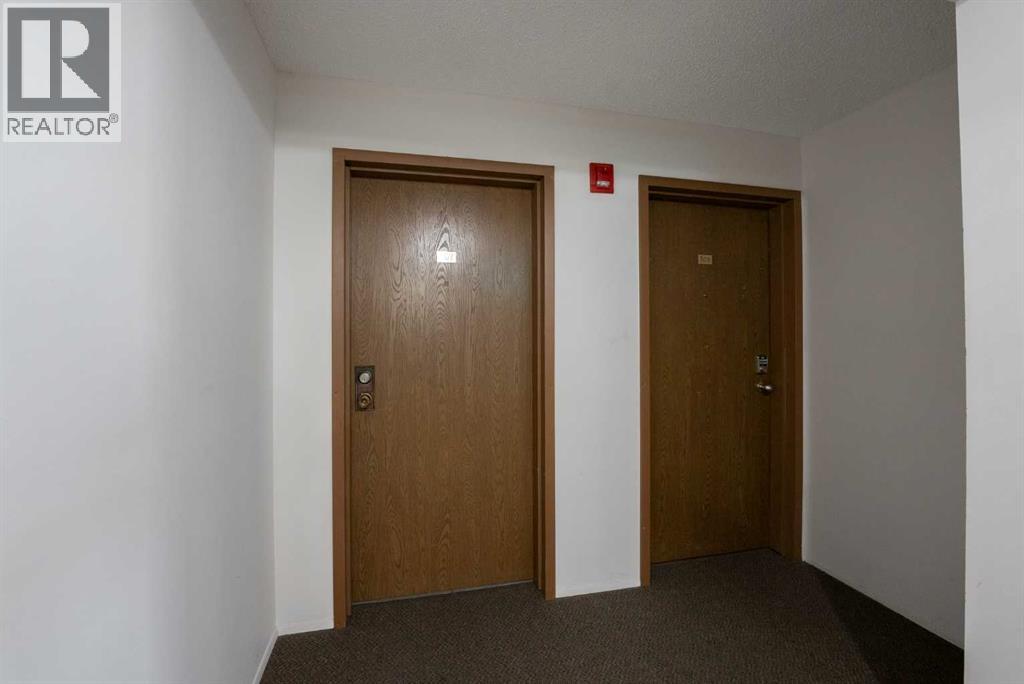 65 Temple Boulevard West Property Photo 7