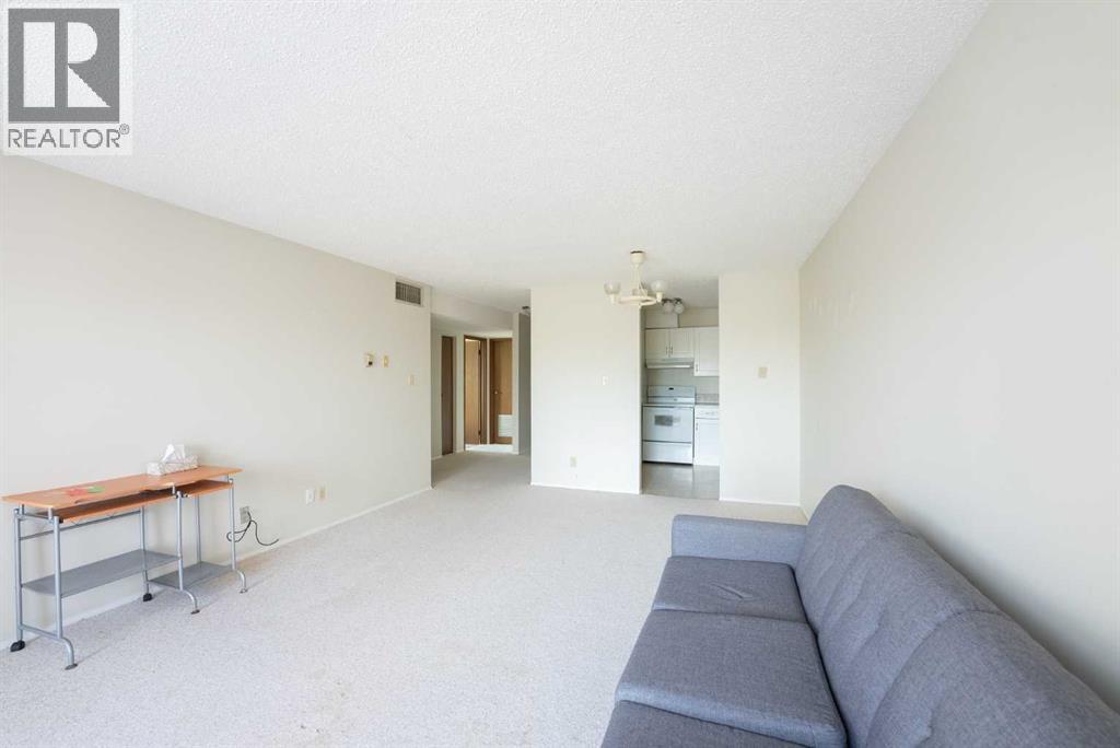 65 Temple Boulevard West Property Photo 9