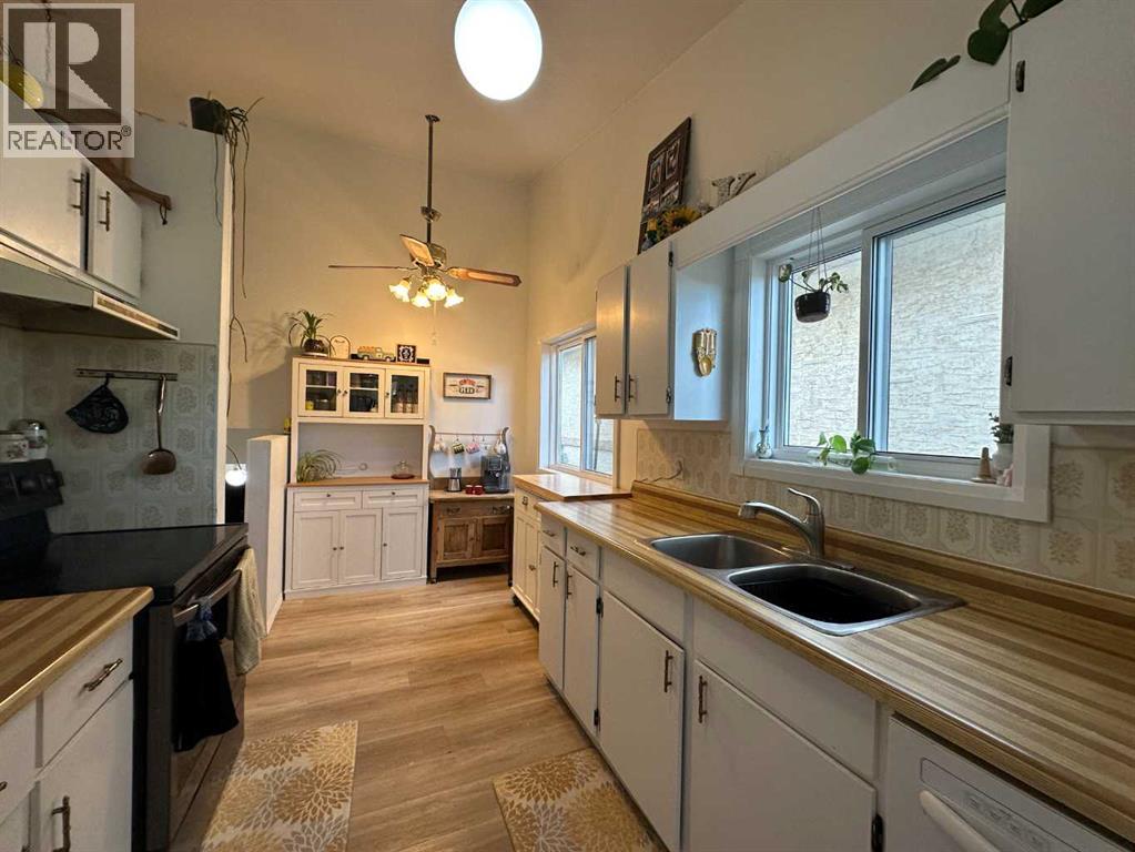 5116 38 Street Property Photo 2