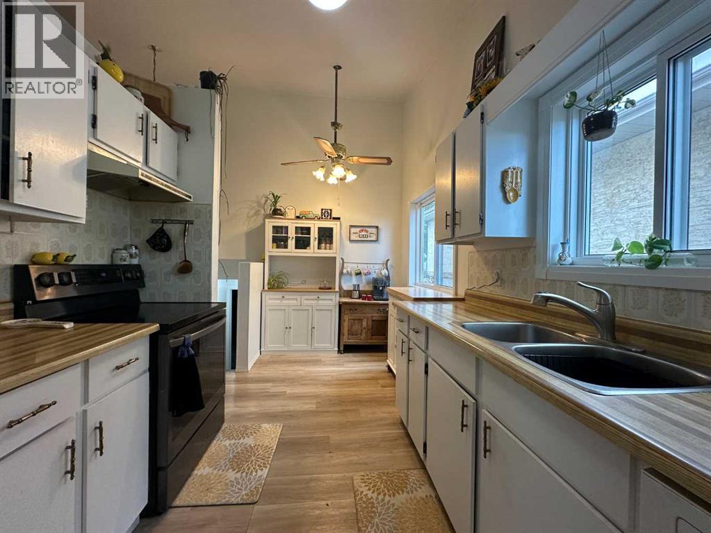 5116 38 Street Property Photo 3