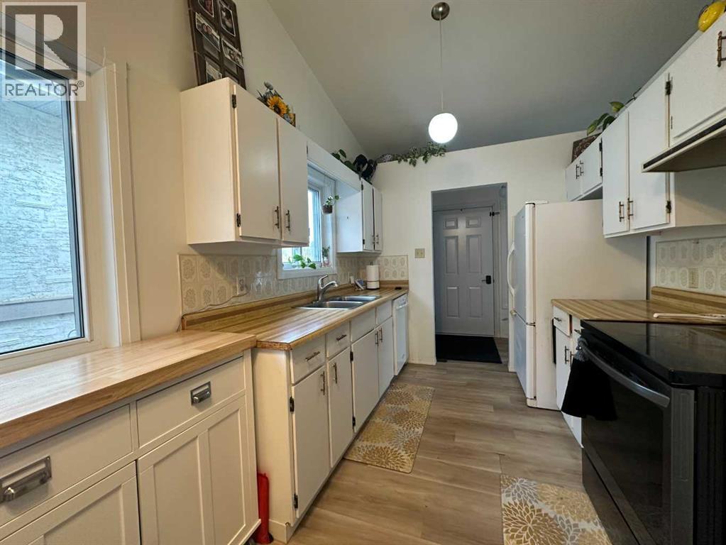 5116 38 Street Property Photo 4