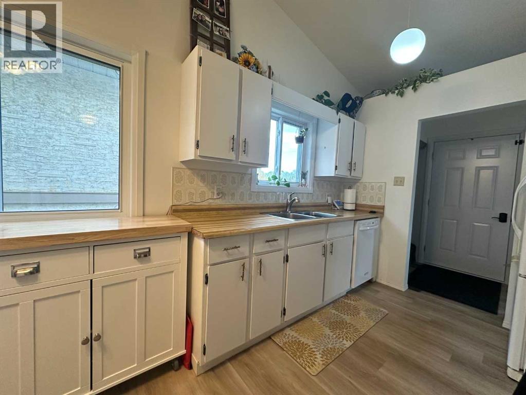 5116 38 Street Property Photo 5