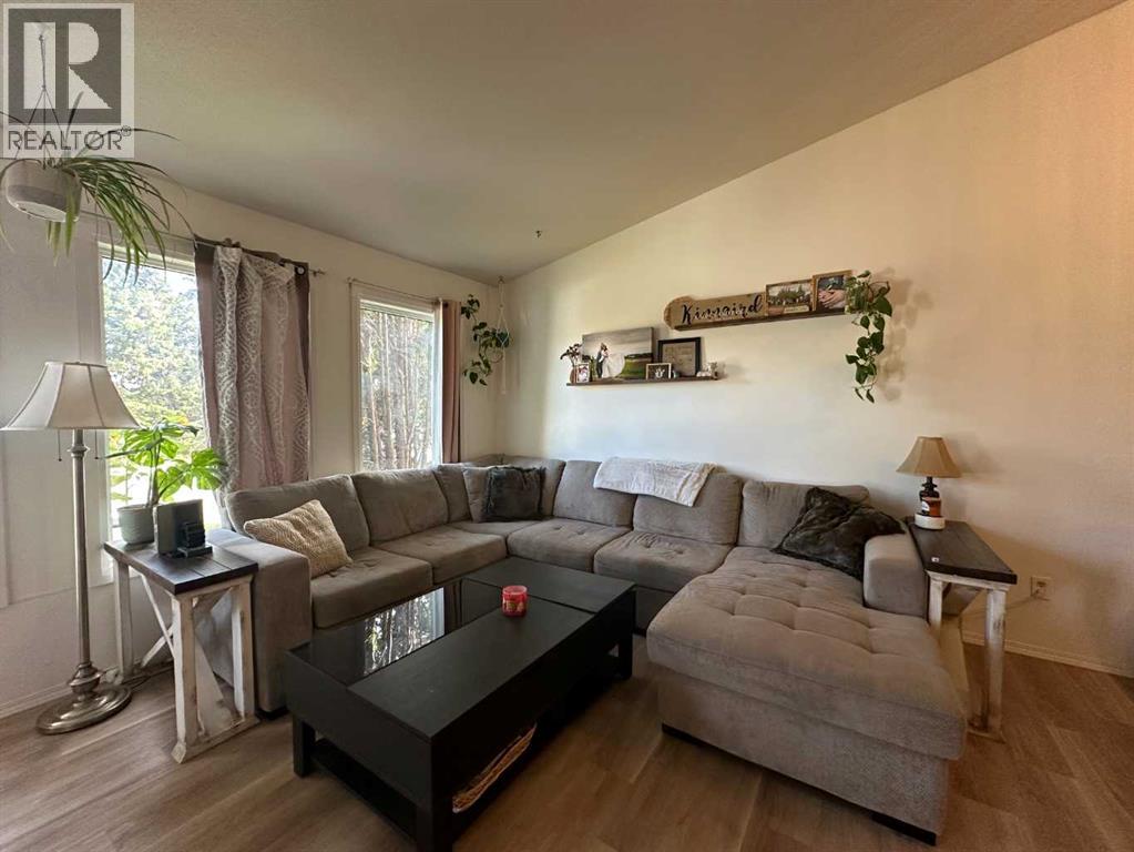 5116 38 Street Property Photo 6