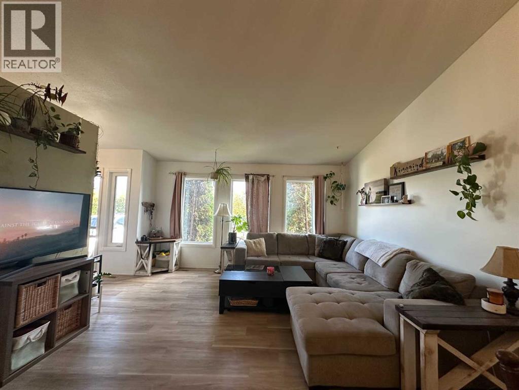 5116 38 Street Property Photo 7
