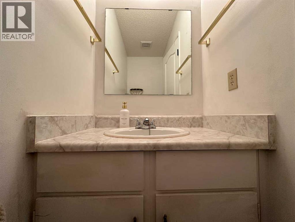 5116 38 Street Property Photo 13