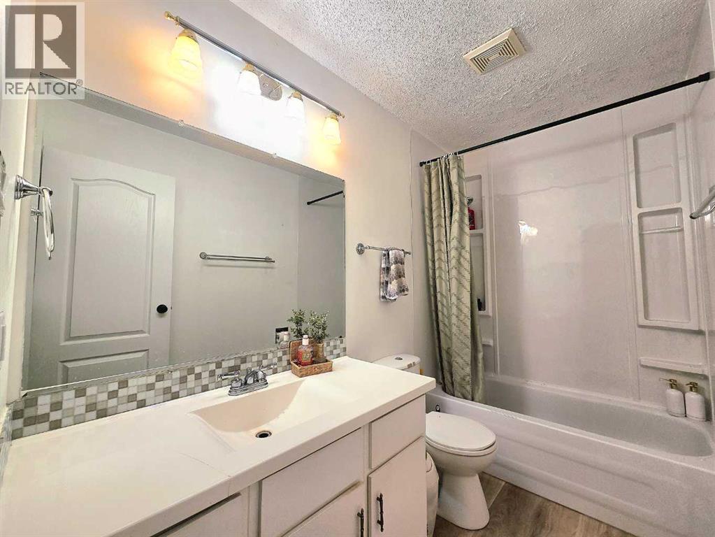 5116 38 Street Property Photo 16