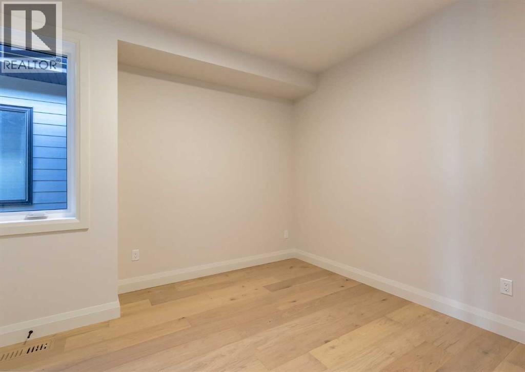 70a Montrose Crescent Ne Property Photo 35