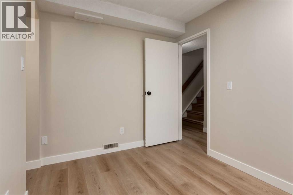 8826 6 Street Se Property Photo 20