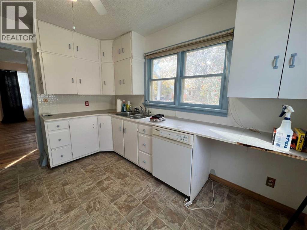 5215 54 Street Property Photo 2